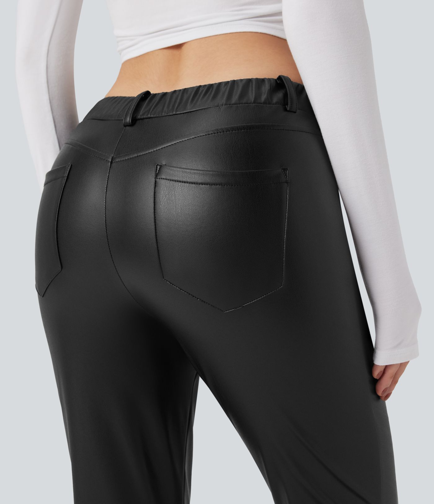 Dehnbare 7/8-Hose aus Kunstleder mit mittelhohem Bund und Seitentaschen