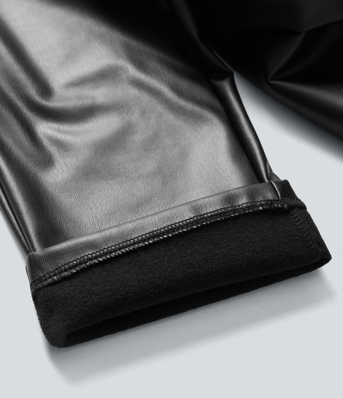 Dehnbare 7/8-Hose aus Kunstleder mit mittelhohem Bund und Seitentaschen