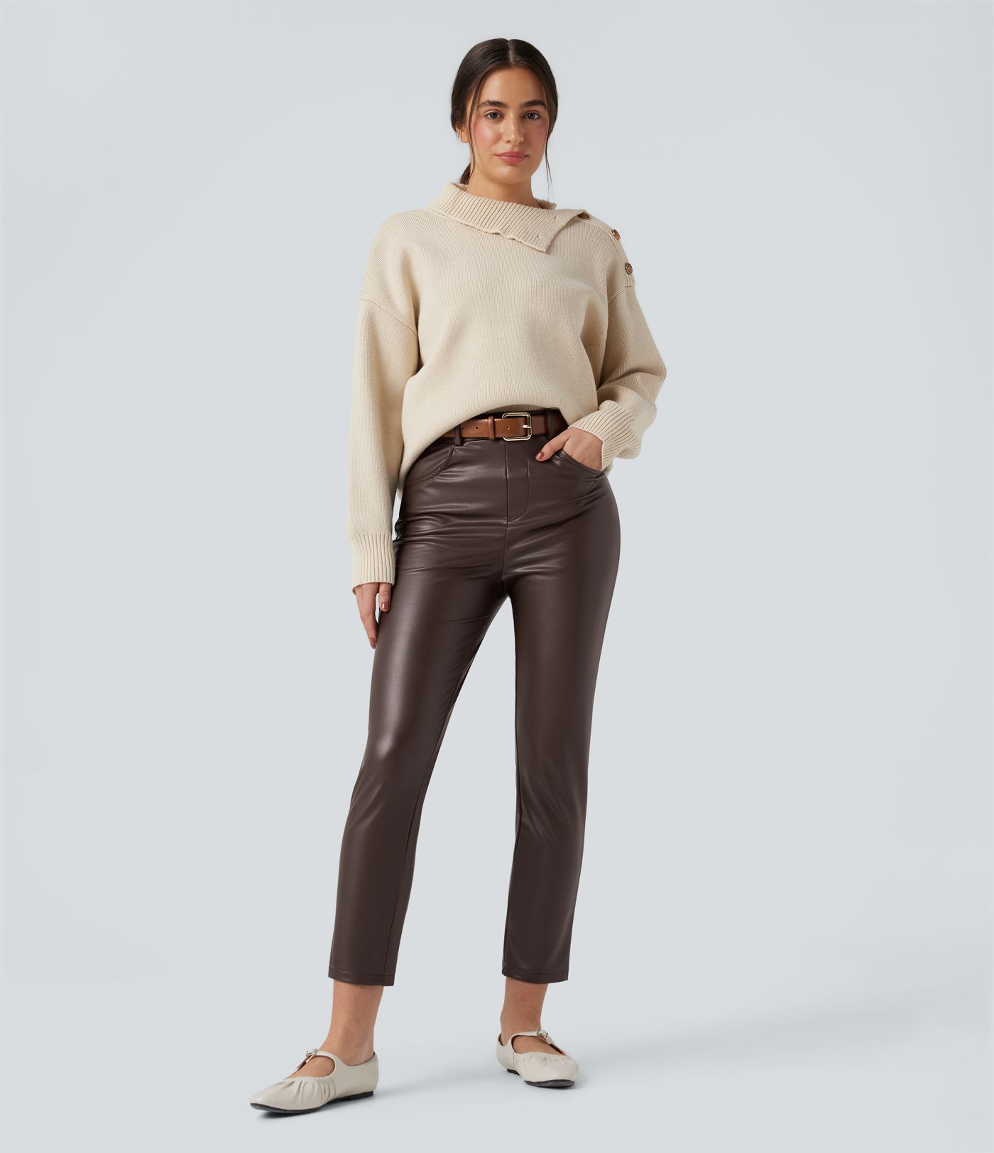 Pantalones casuales ajustados de tiro medio elásticos de PU con polar en largo 7/8 y con bolsillos