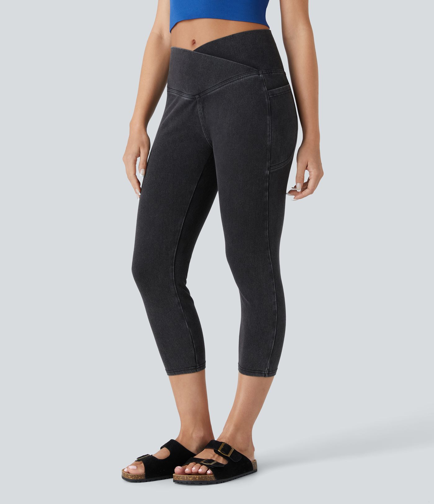 Halara Flex™ - Capri-Leggings aus gewaschenem, dehnbarem Denim-Strick mit überkreuzten Seitentaschen