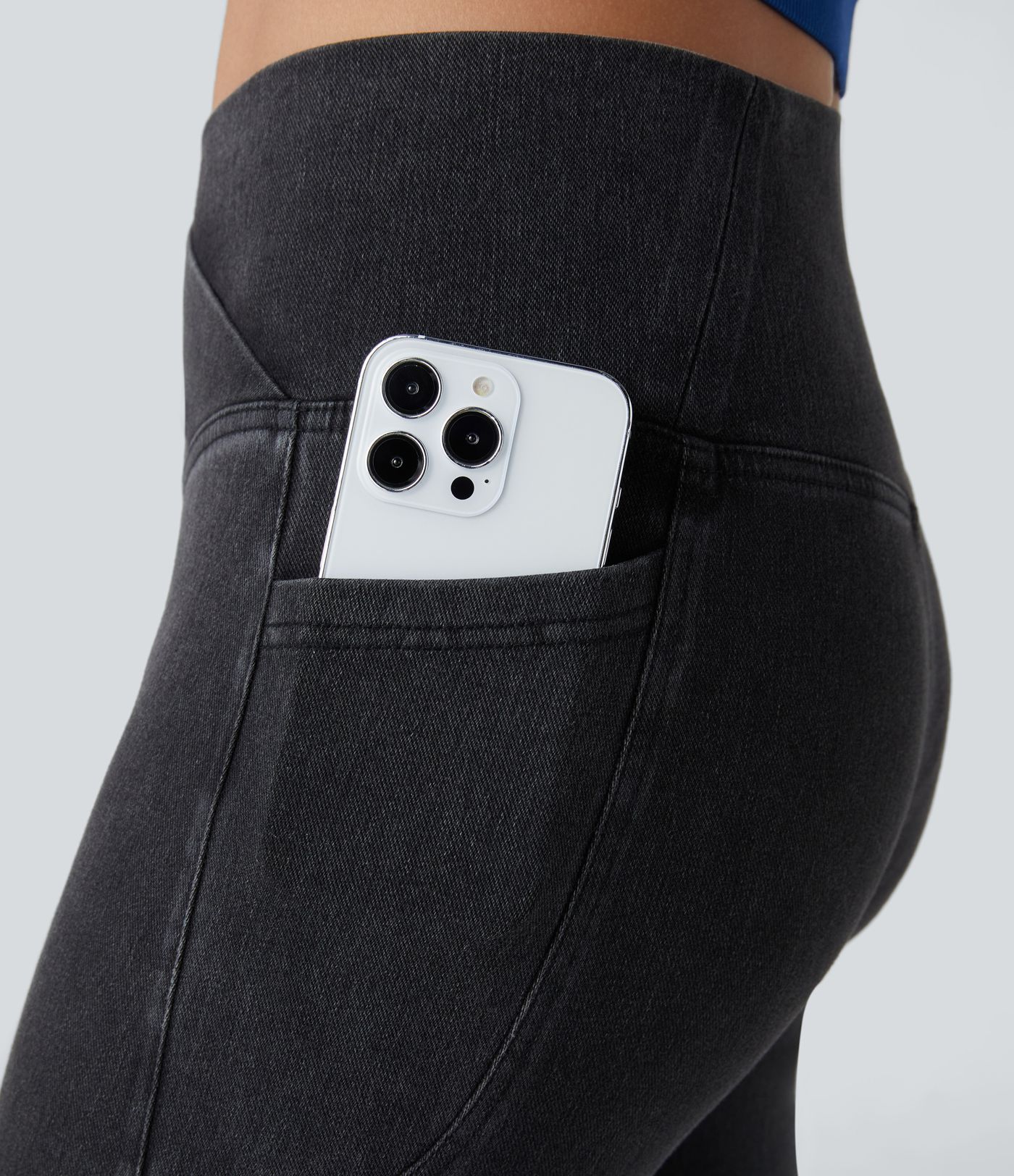 Halara Flex™ - Capri-Leggings aus gewaschenem, dehnbarem Denim-Strick mit überkreuzten Seitentaschen