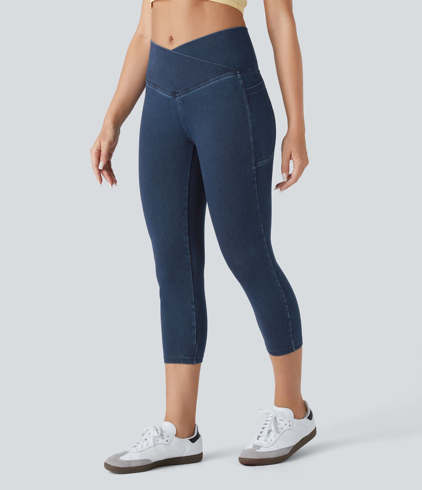 Halara Flex™ - Capri-Leggings aus gewaschenem, dehnbarem Denim-Strick mit überkreuzten Seitentaschen