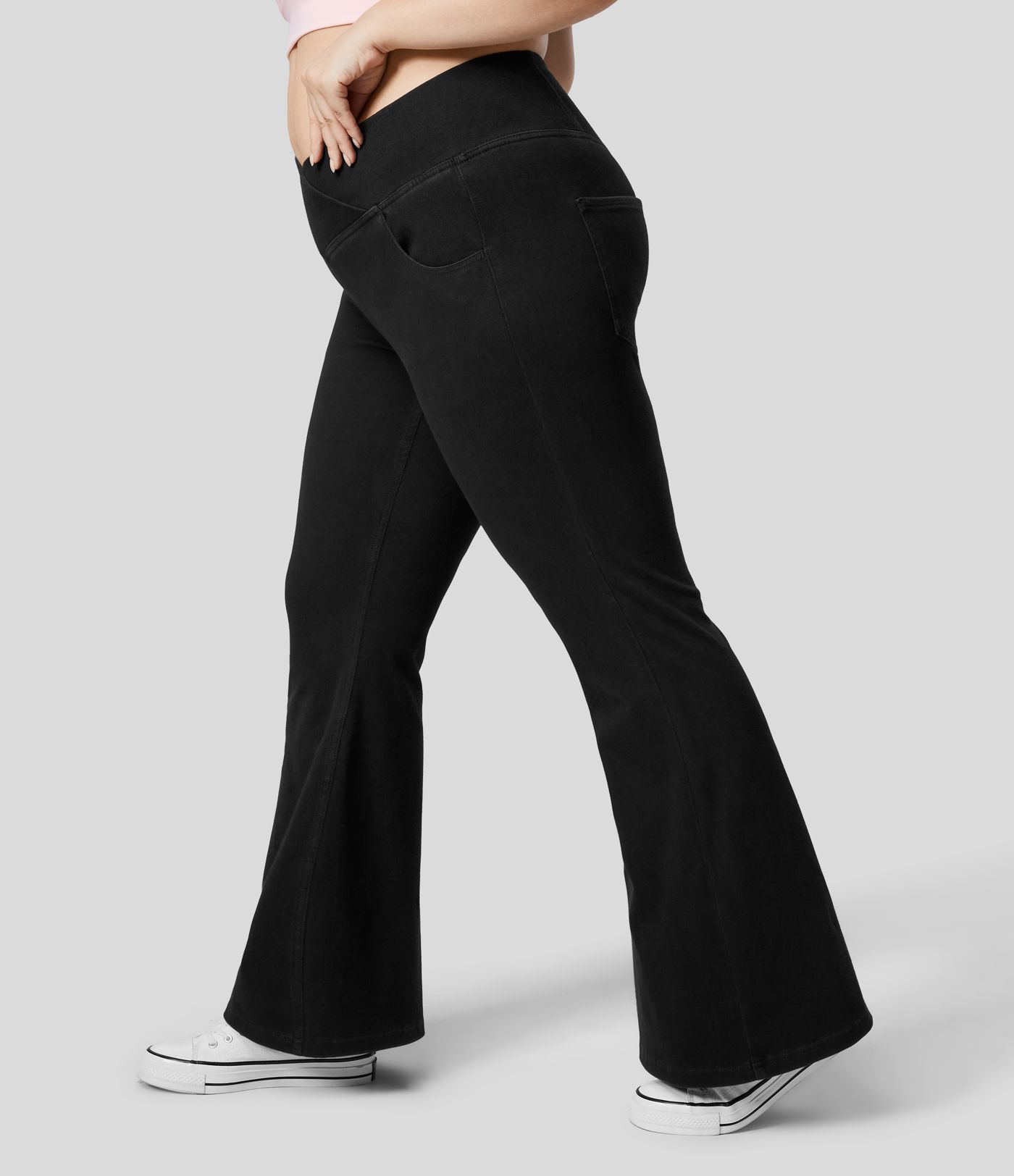 Halara Flex™ Gewaschene Plus-Size Super-Flare Crossover-Jeans aus elastischem Strick-Denim mit Taschen und hohem Bund