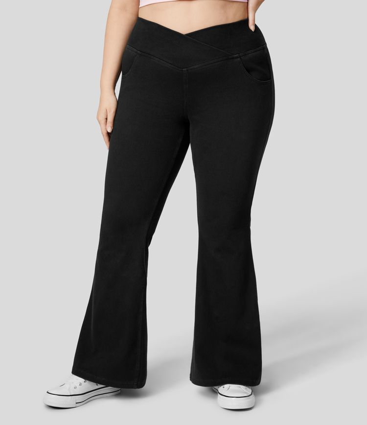 Halara Flex™ Gewaschene Plus-Size Super-Flare Crossover-Jeans aus elastischem Strick-Denim mit Taschen und hohem Bund
