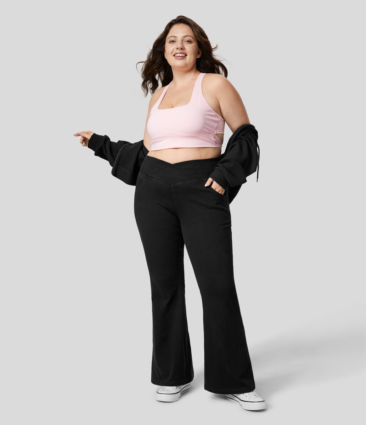 Halara Flex™ Gewaschene Plus-Size Super-Flare Crossover-Jeans aus elastischem Strick-Denim mit Taschen und hohem Bund