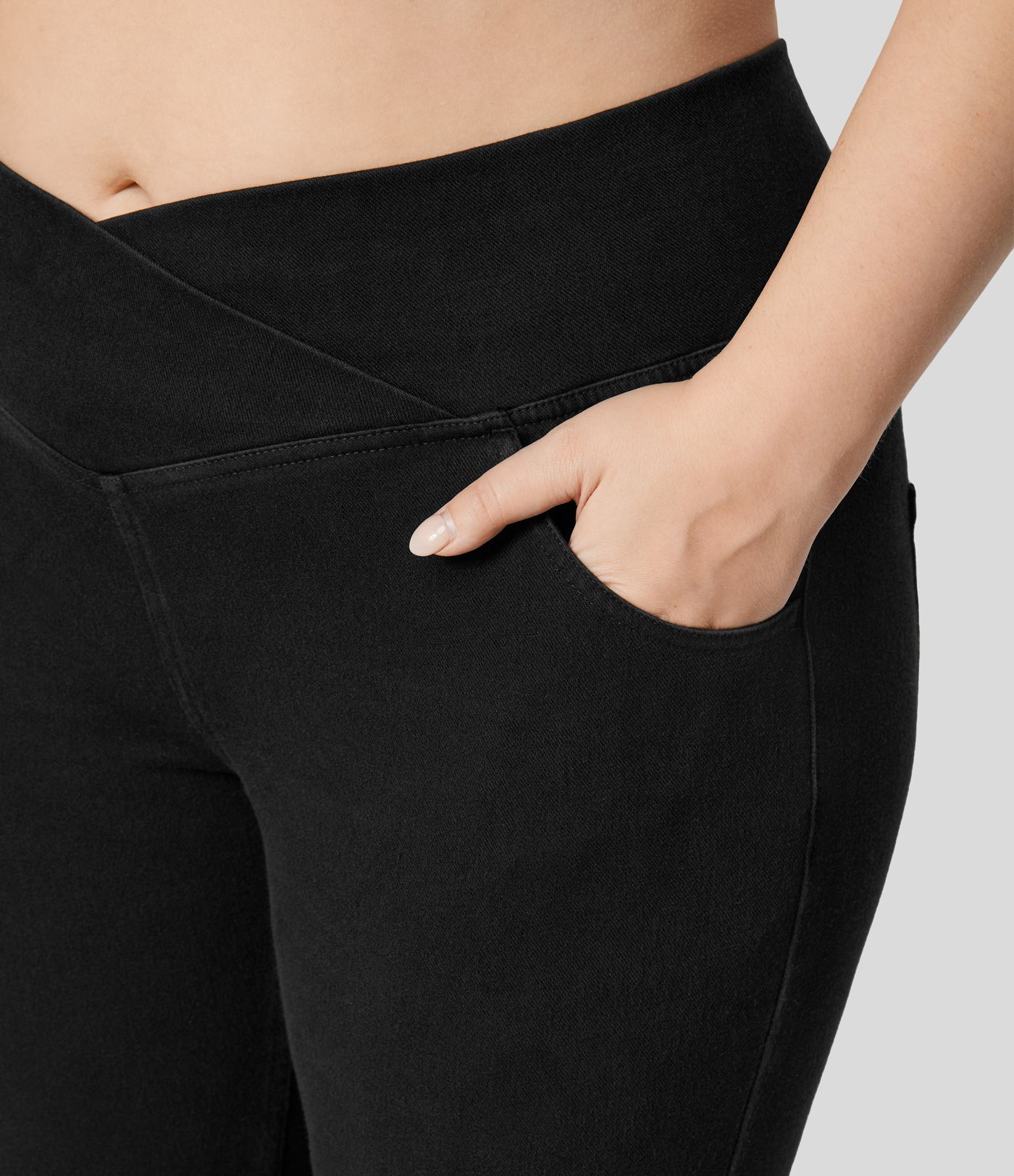 Halara Flex™ Gewaschene Plus-Size Super-Flare Crossover-Jeans aus elastischem Strick-Denim mit Taschen und hohem Bund