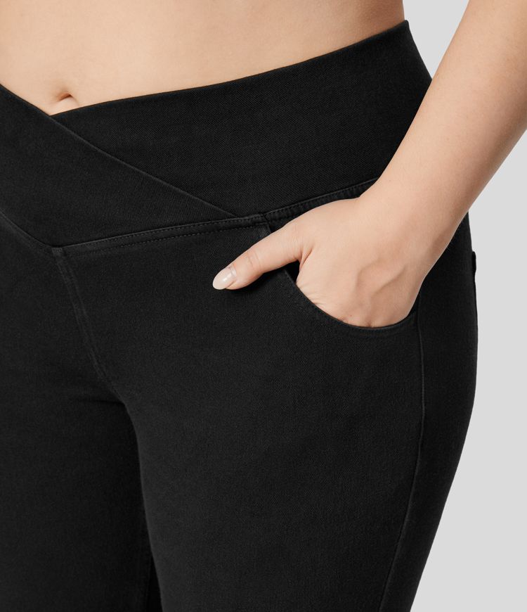 Halara Flex™ Gewaschene Plus-Size Super-Flare Crossover-Jeans aus elastischem Strick-Denim mit Taschen und hohem Bund