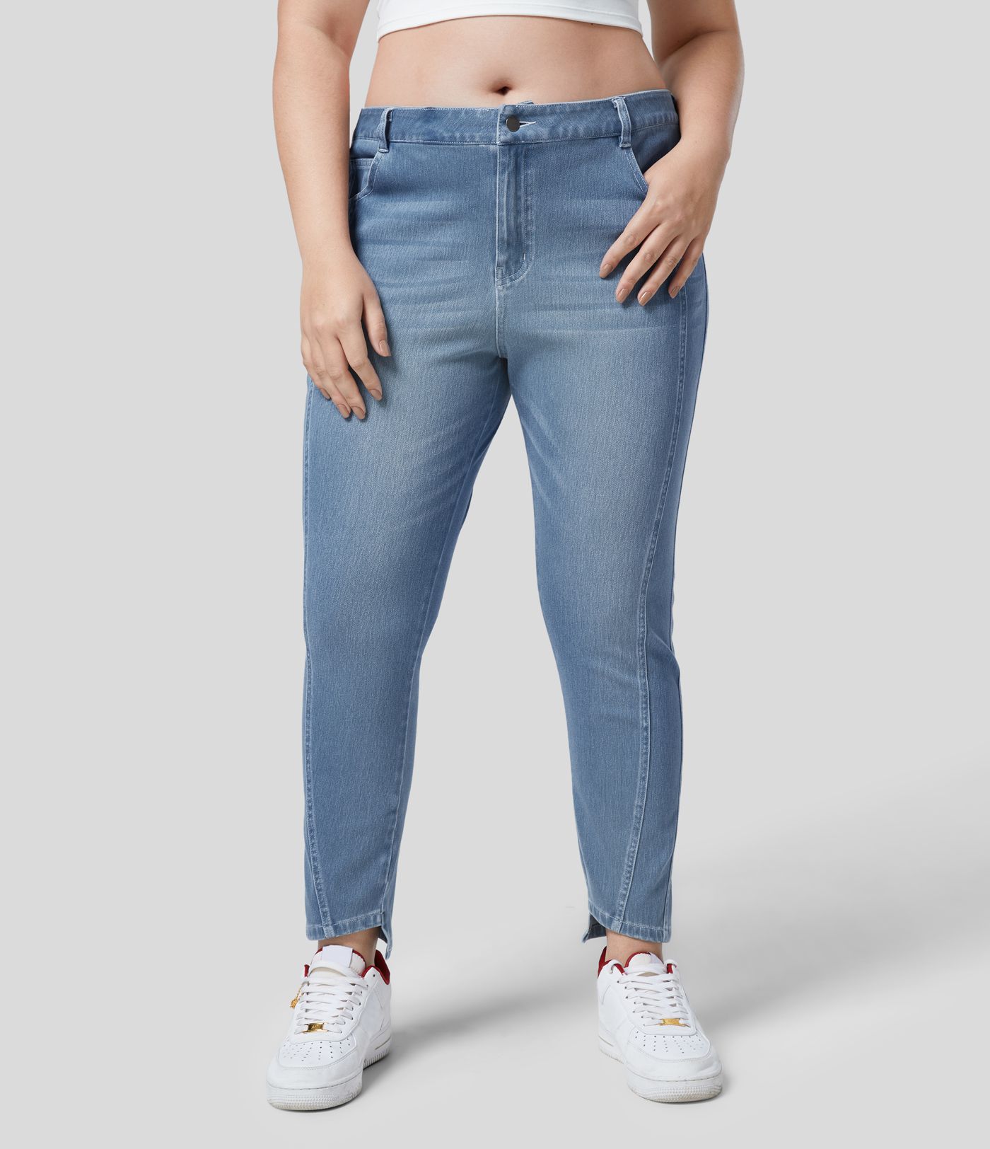 Halara Flex™ Legere Plus-Size Mid-Rise Röhrenjeans aus elastischem Strick-Denim mit Knopf-Reißverschluss und mehreren Taschen