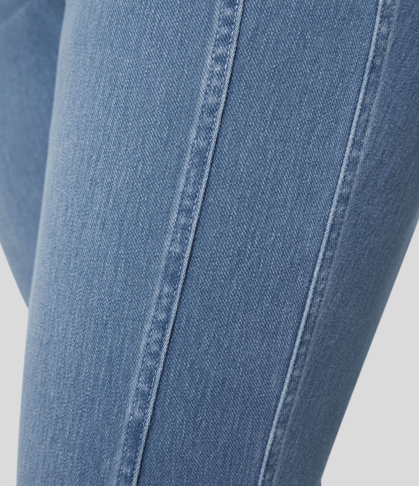Halara Flex™ Legere Plus-Size Mid-Rise Röhrenjeans aus elastischem Strick-Denim mit Knopf-Reißverschluss und mehreren Taschen