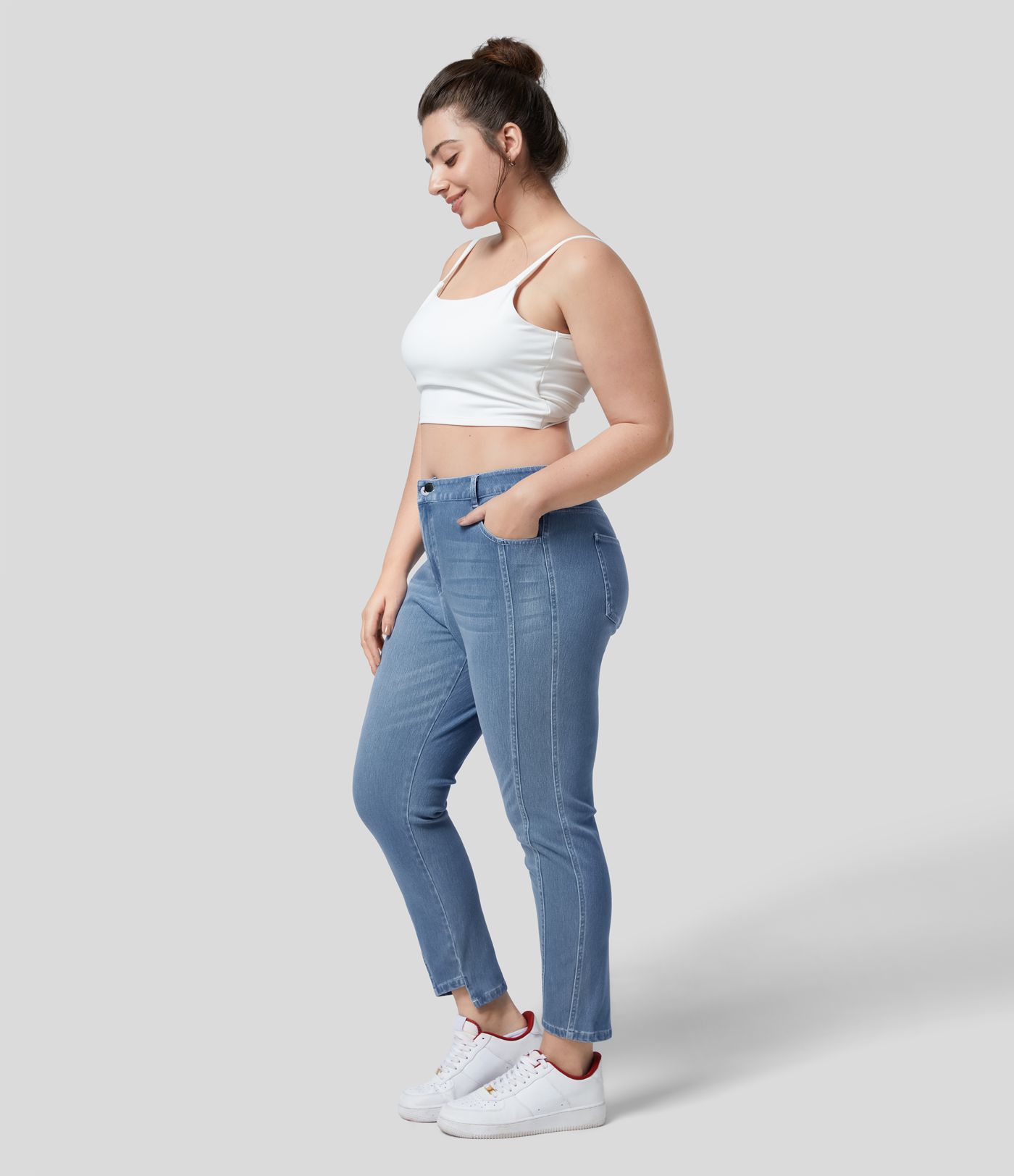 Halara Flex™ Legere Plus-Size Mid-Rise Röhrenjeans aus elastischem Strick-Denim mit Knopf-Reißverschluss und mehreren Taschen
