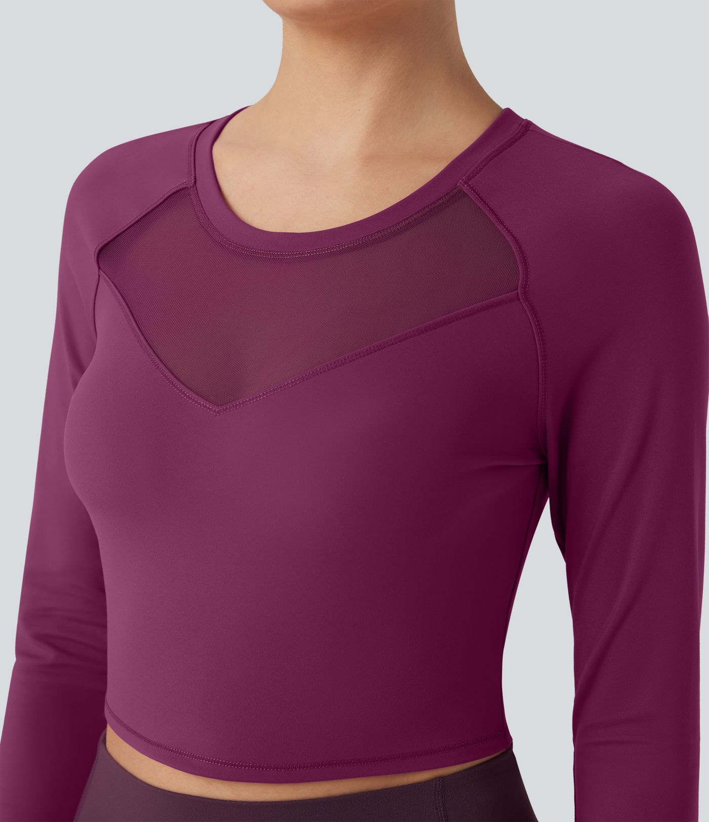 Top deportivo corto de yoga SoftlyZero™ de malla en contraste con abertura para el pulgar y mangas largas de felpa 