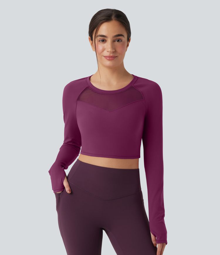 Top deportivo corto de yoga SoftlyZero™ de malla en contraste con abertura para el pulgar y mangas largas de felpa 