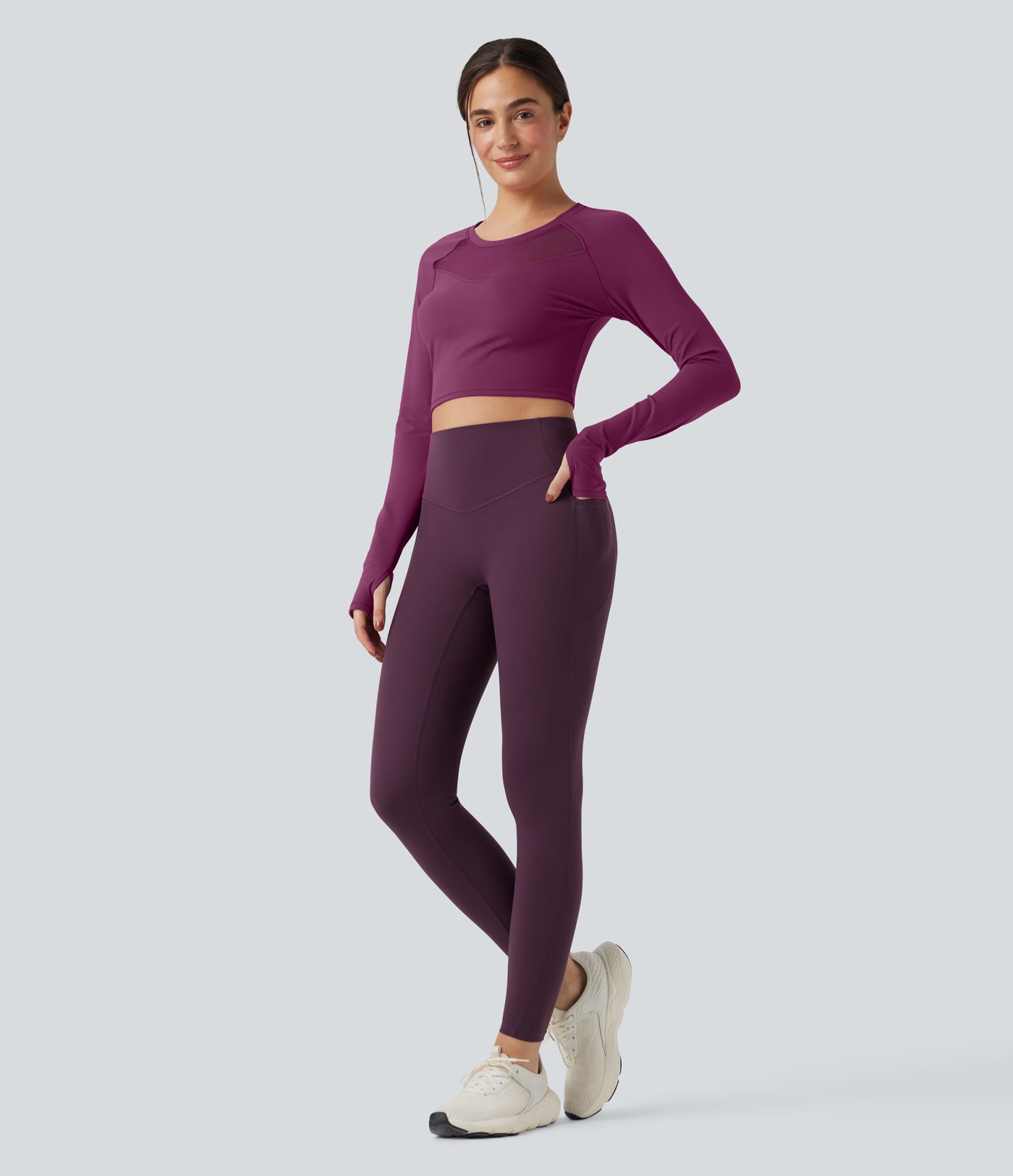 Top deportivo corto de yoga SoftlyZero™ de malla en contraste con abertura para el pulgar y mangas largas de felpa 