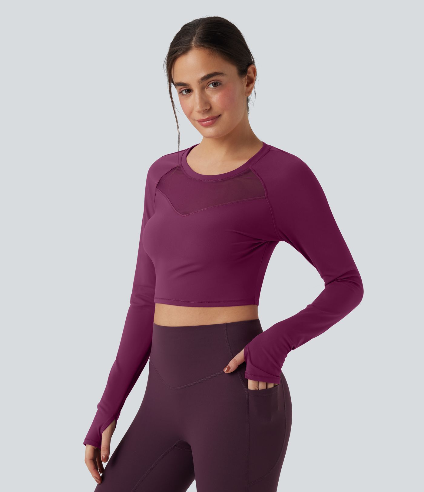 Top deportivo corto de yoga SoftlyZero™ de malla en contraste con abertura para el pulgar y mangas largas de felpa 