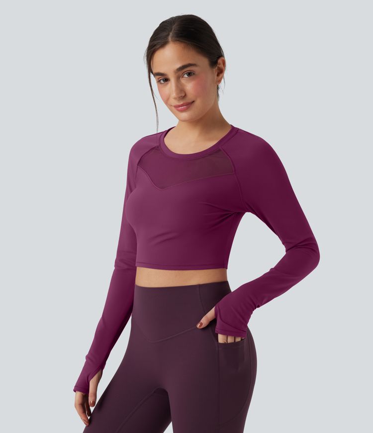 Top deportivo corto de yoga SoftlyZero™ de malla en contraste con abertura para el pulgar y mangas largas de felpa 