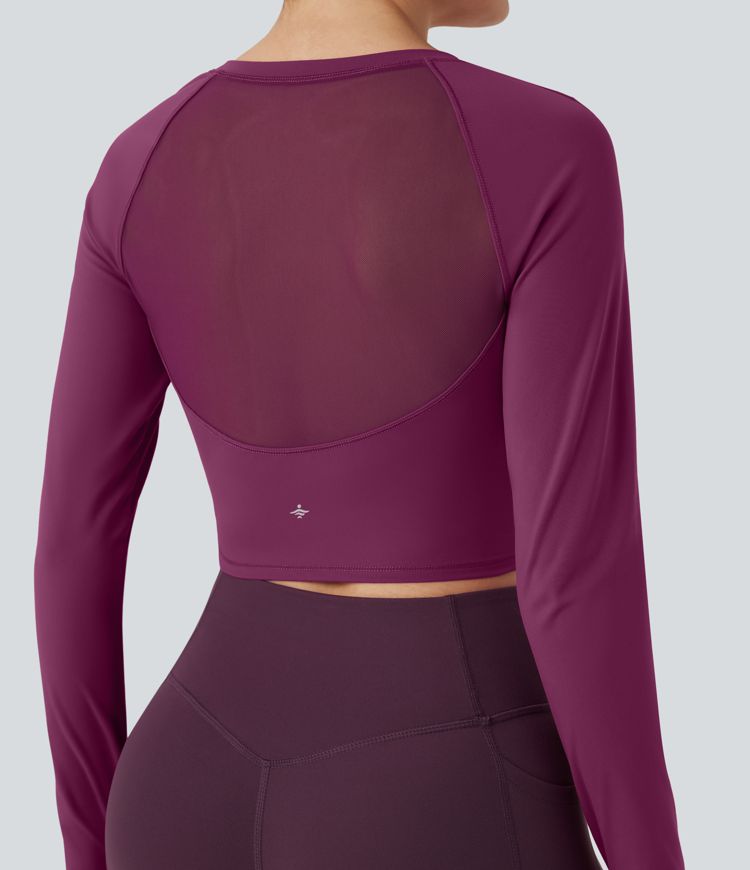 Top deportivo corto de yoga SoftlyZero™ de malla en contraste con abertura para el pulgar y mangas largas de felpa 