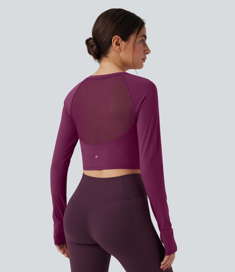 Top deportivo corto de yoga SoftlyZero™ de malla en contraste con abertura para el pulgar y mangas largas de felpa 