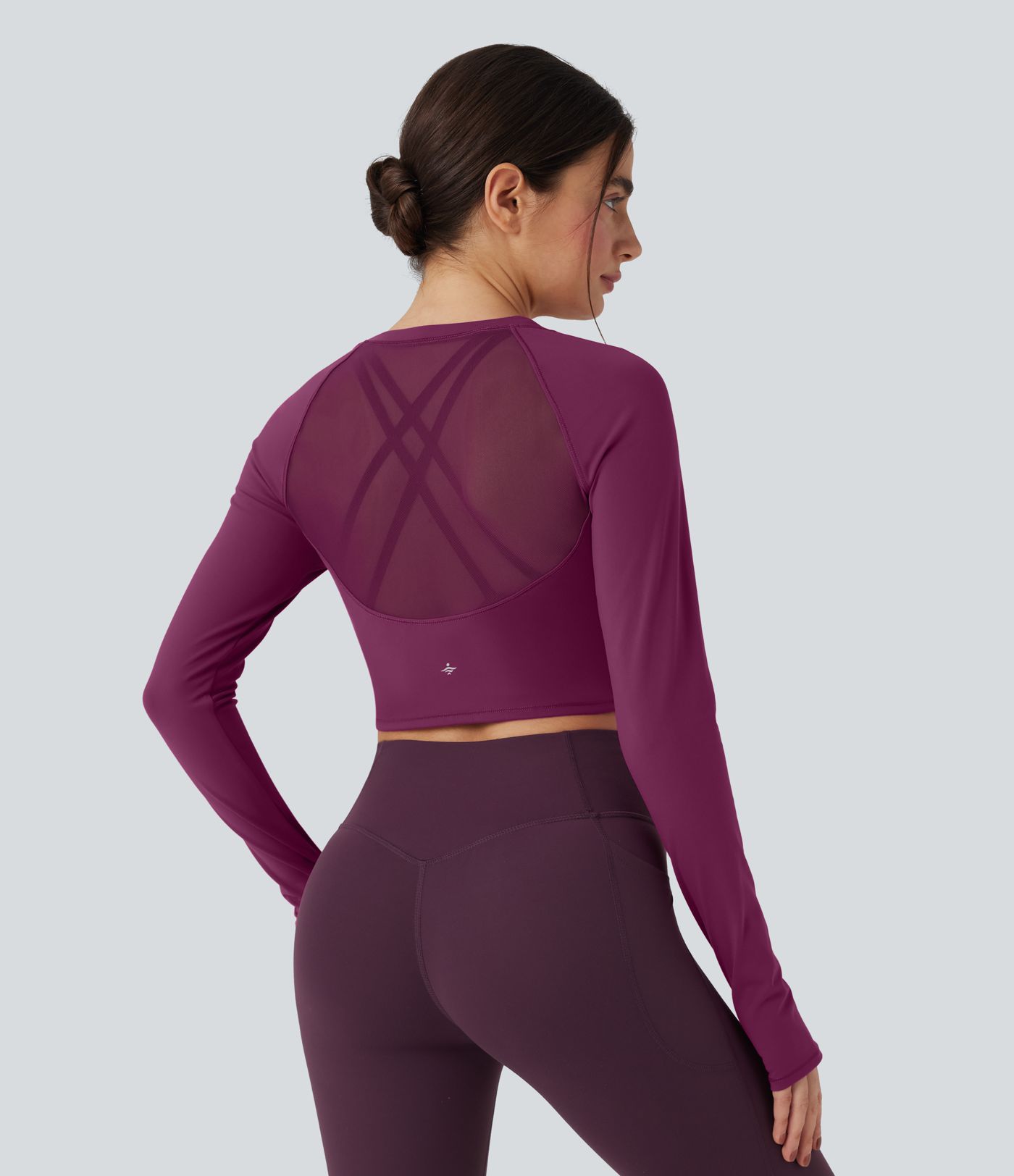Top deportivo corto de yoga SoftlyZero™ de malla en contraste con abertura para el pulgar y mangas largas de felpa 