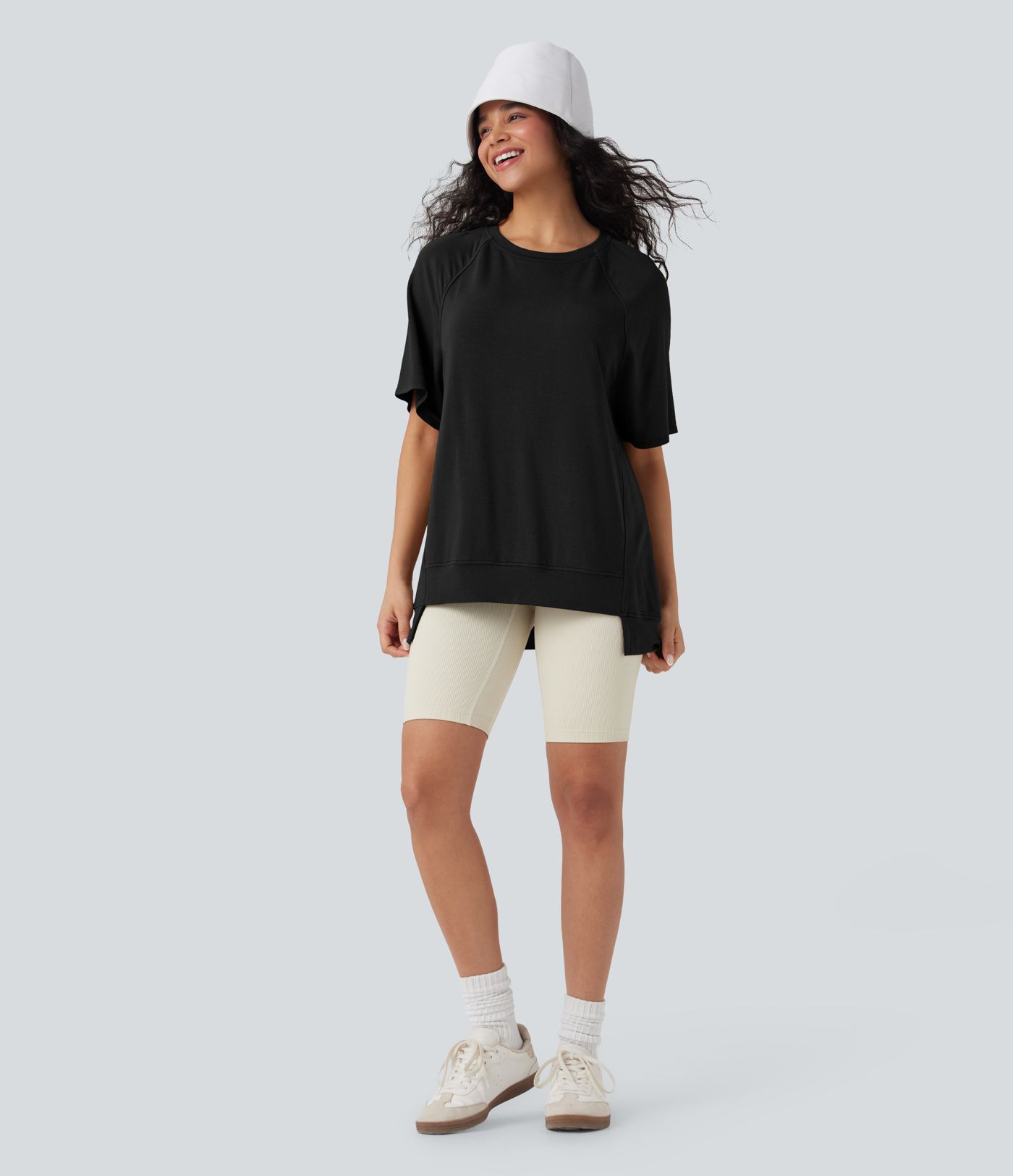 Lässiges Oberteil mit Rundhalsausschnitt, kurzen Ärmeln und High-Low-Design