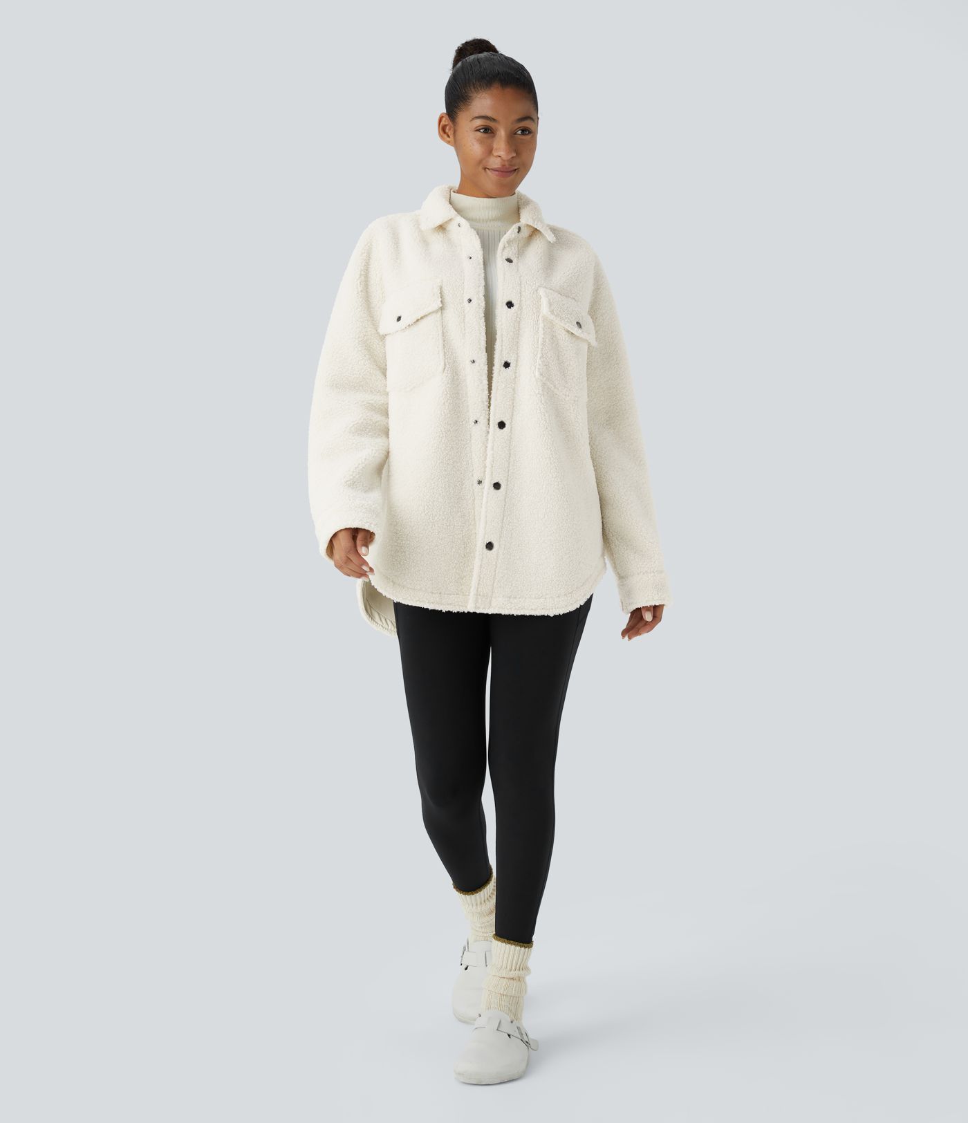 Chaqueta sherpa cuello botón bolsillo pecho manga larga dobladillo curvo