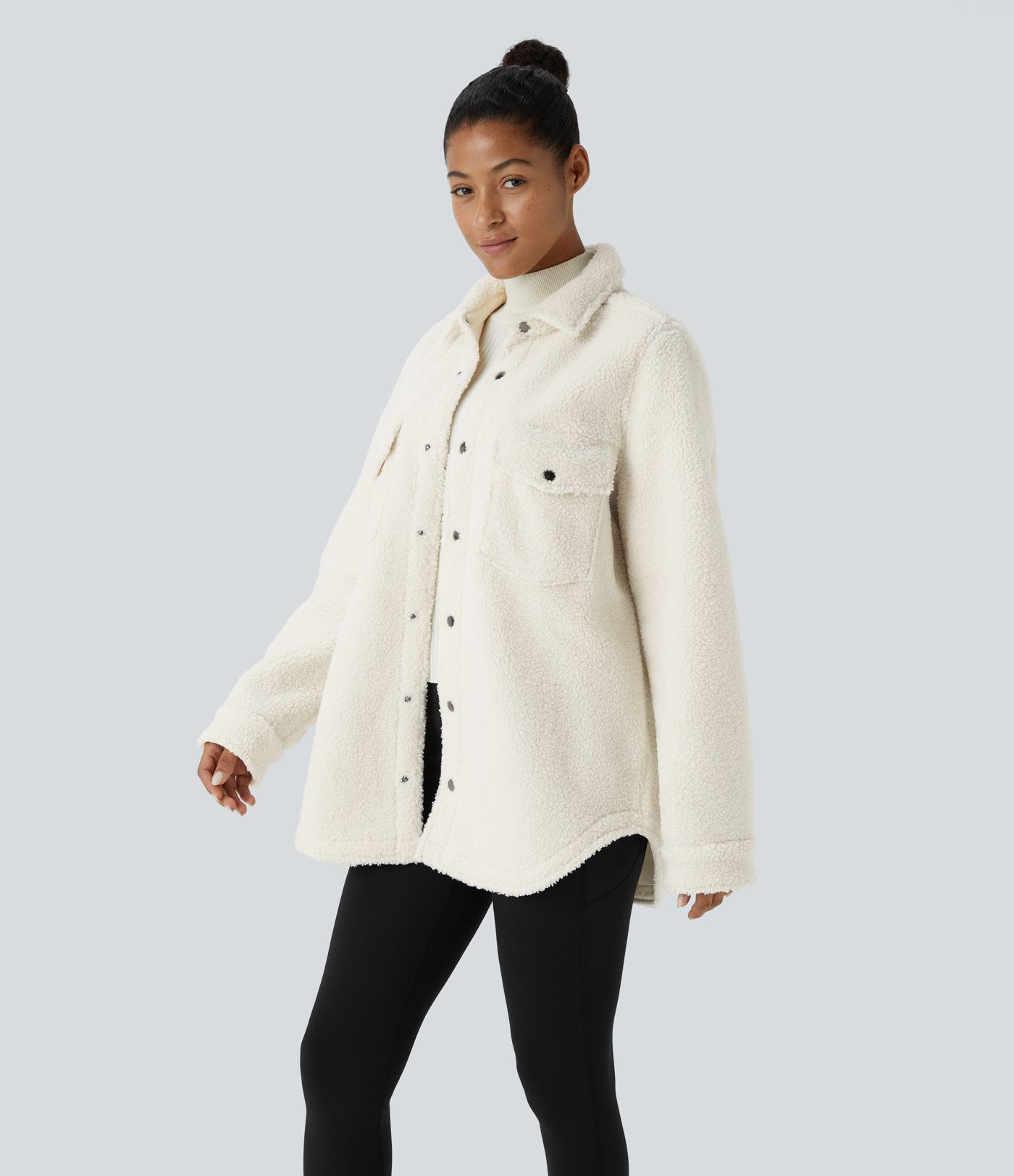 Chaqueta sherpa cuello botón bolsillo pecho manga larga dobladillo curvo