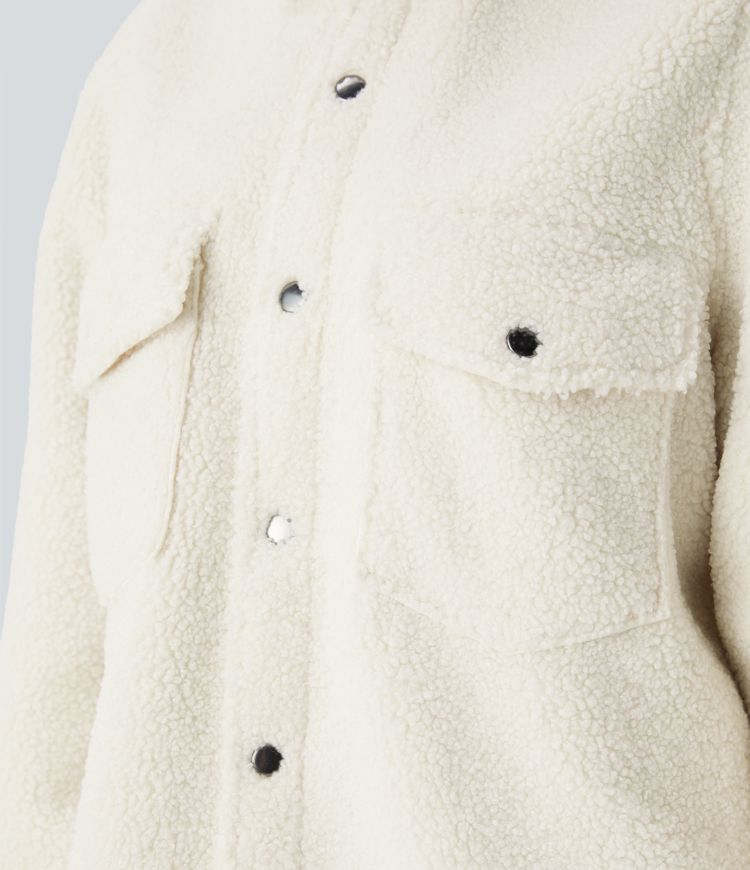 Chaqueta sherpa cuello botón bolsillo pecho manga larga dobladillo curvo