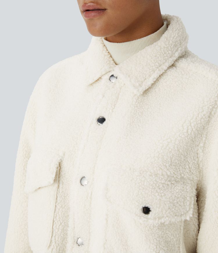 Chaqueta sherpa cuello botón bolsillo pecho manga larga dobladillo curvo