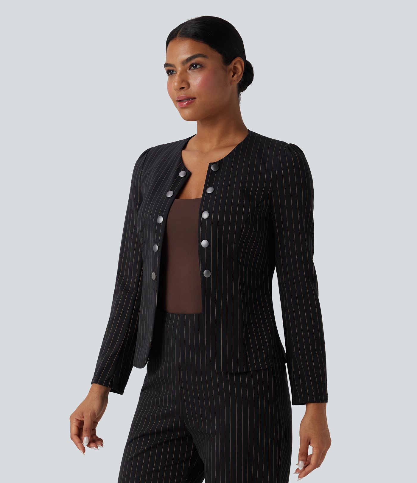 Tööbleiser ümar kaelusega, pikkade varrukatega ja avatud esiküljega