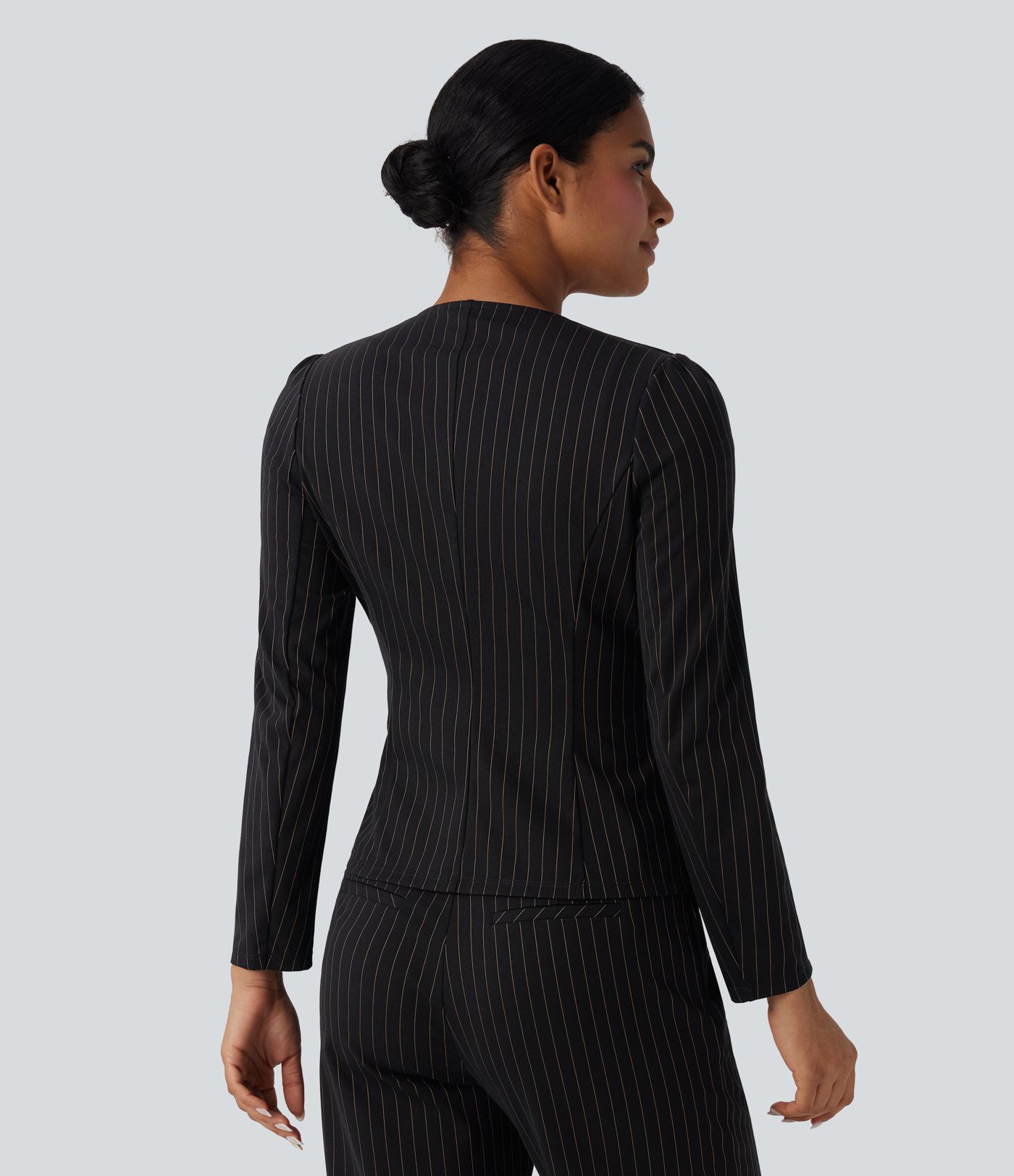 Tööbleiser ümar kaelusega, pikkade varrukatega ja avatud esiküljega