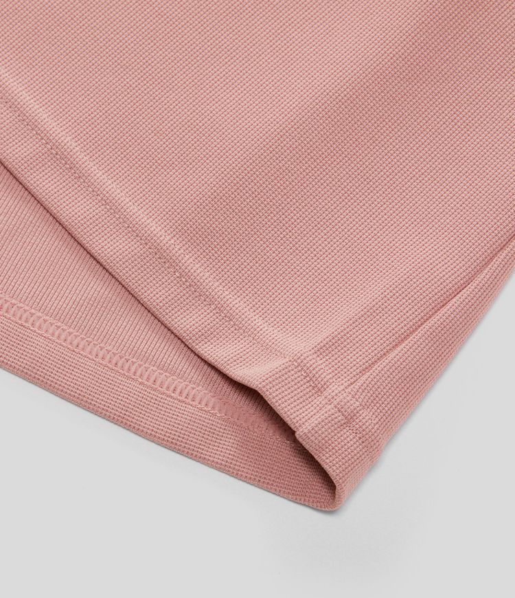 Kurze Latzhose mit mehreren Taschen, verstellbaren Trägern, Knöpfen und Waffelstruktur