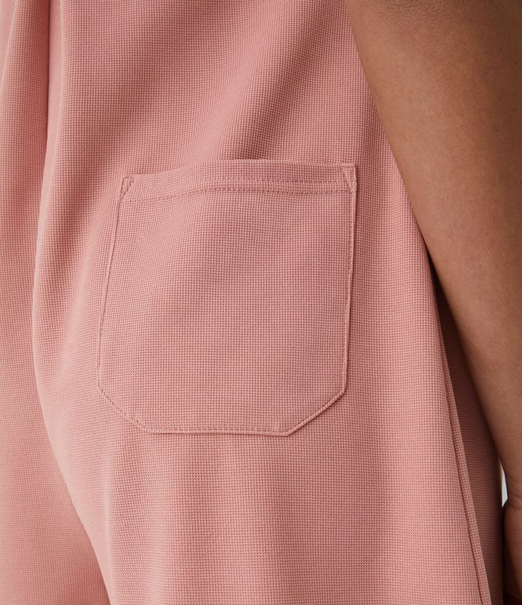 Kurze Latzhose mit mehreren Taschen, verstellbaren Trägern, Knöpfen und Waffelstruktur