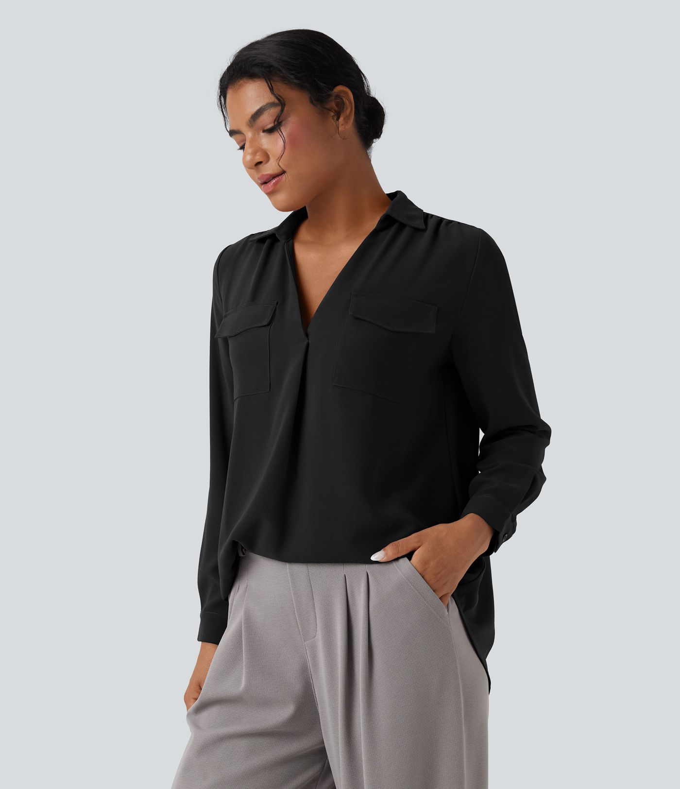 Arbeitshemd mit V-Ausschnitt, Brusttaschen und langen Ärmeln