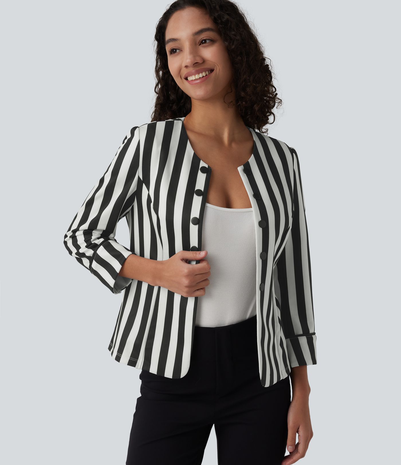 Blazer ajustado para trabajar con cuello rojo, mangas 3/4, botones decorativos y rayos color block