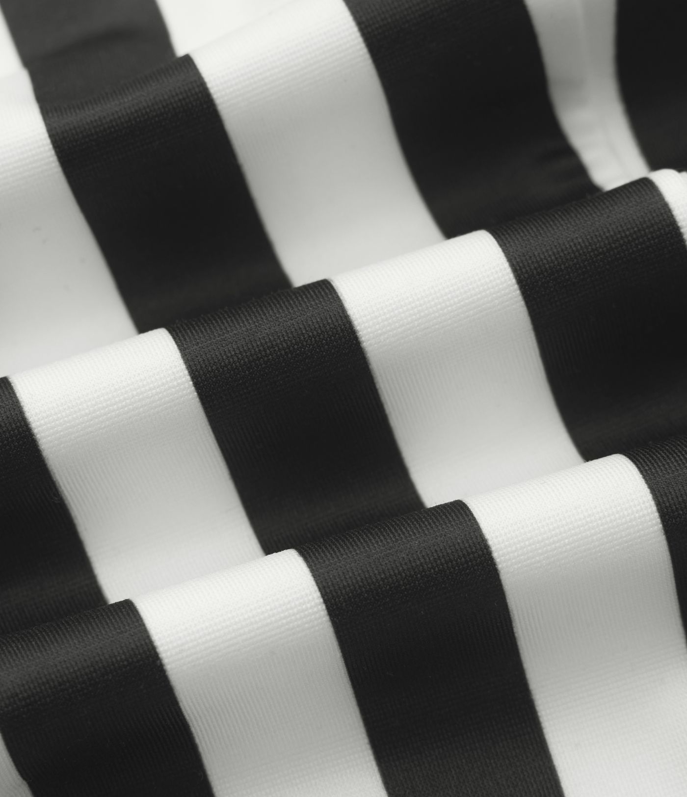 Blazer ajustado para trabajar con cuello rojo, mangas 3/4, botones decorativos y rayos color block