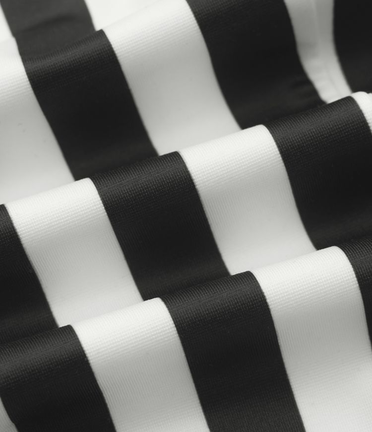 Blazer ajustado para trabajar con cuello rojo, mangas 3/4, botones decorativos y rayos color block