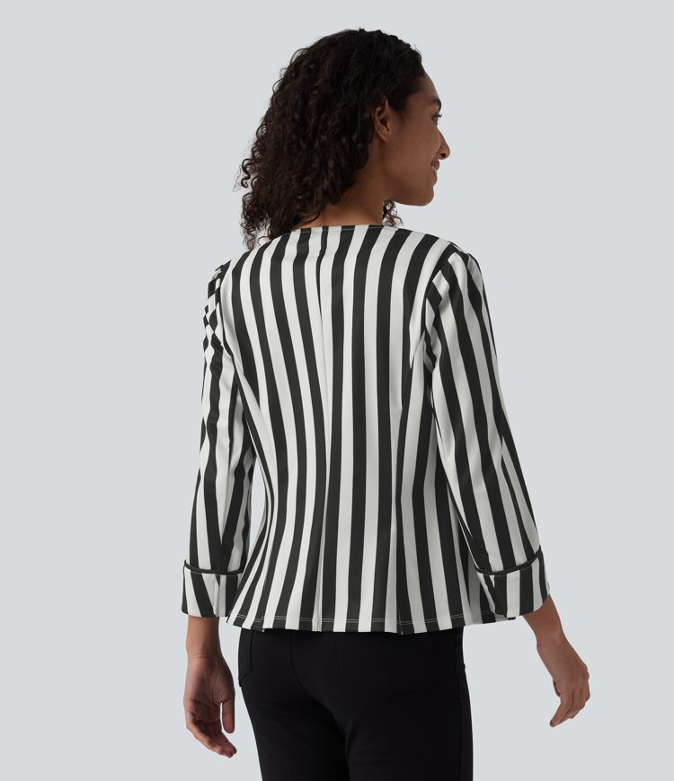 Blazer ajustado para trabajar con cuello rojo, mangas 3/4, botones decorativos y rayos color block