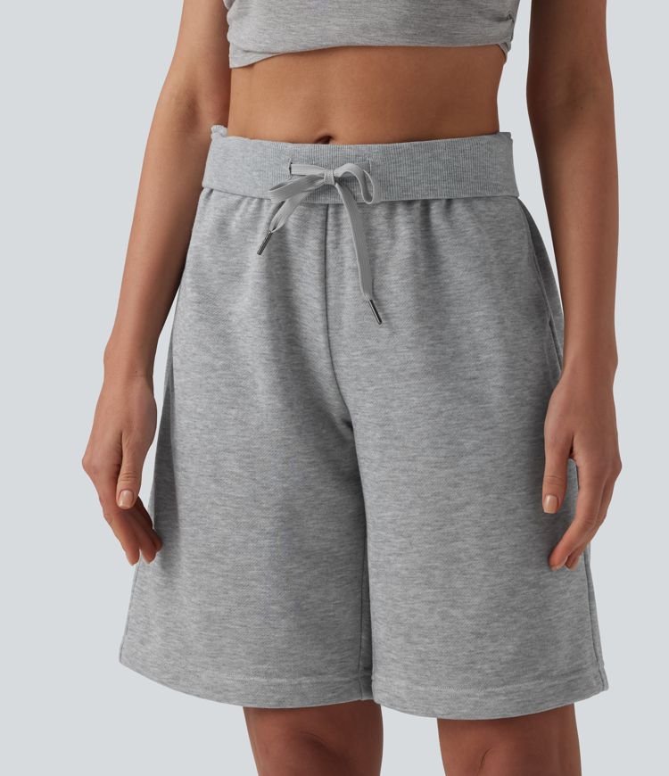 Lässige, weite French-Terry-Bermuda-Shorts mit mittelhohem Bund, mehreren Taschen und Kordelzug