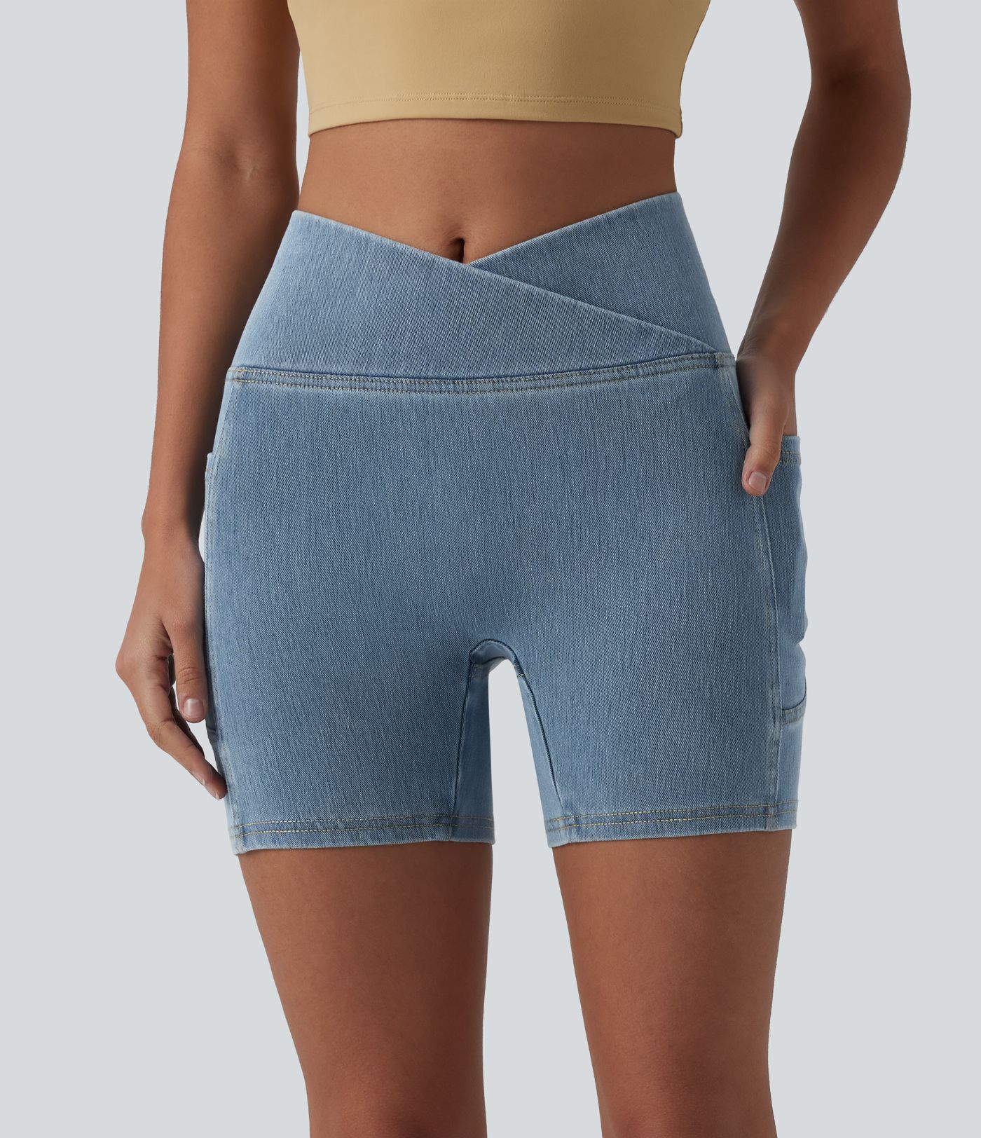 Halara Flex™ - Lässige Skinny-Shorts aus Denim mit hohem Crossover-Bund, Seitentaschen und Bauchkontrolle - 12,7 cm