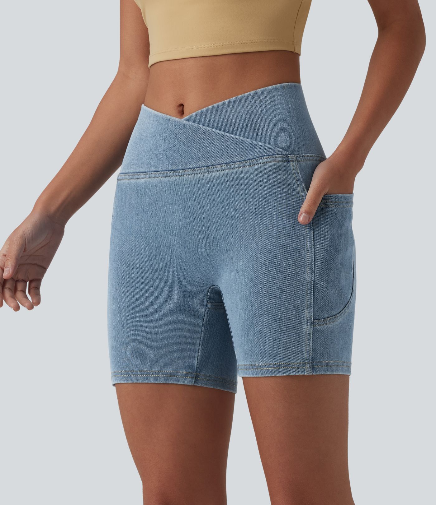 Halara Flex™ - Lässige Skinny-Shorts aus Denim mit hohem Crossover-Bund, Seitentaschen und Bauchkontrolle - 12,7 cm