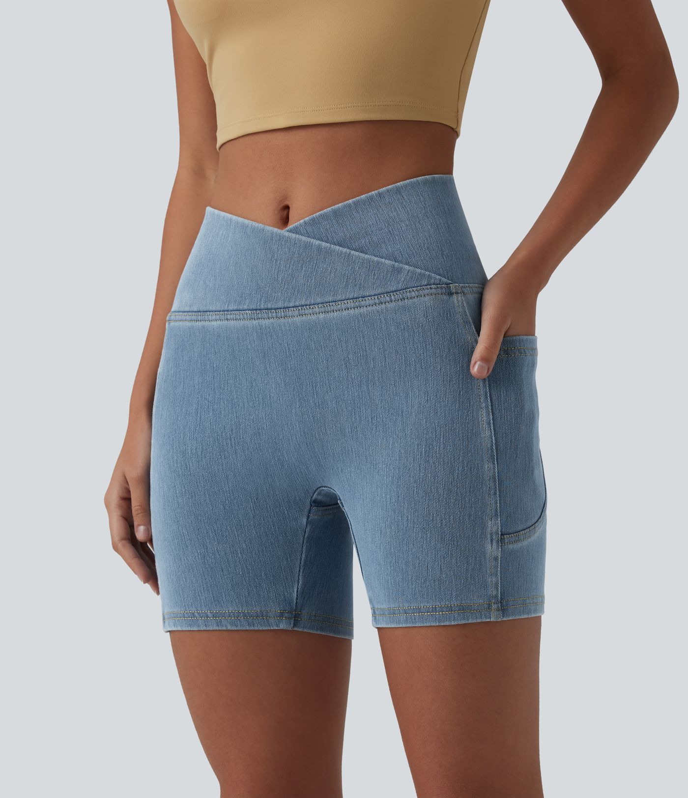 Halara Flex™ - Lässige Skinny-Shorts aus Denim mit hohem Crossover-Bund, Seitentaschen und Bauchkontrolle - 12,7 cm