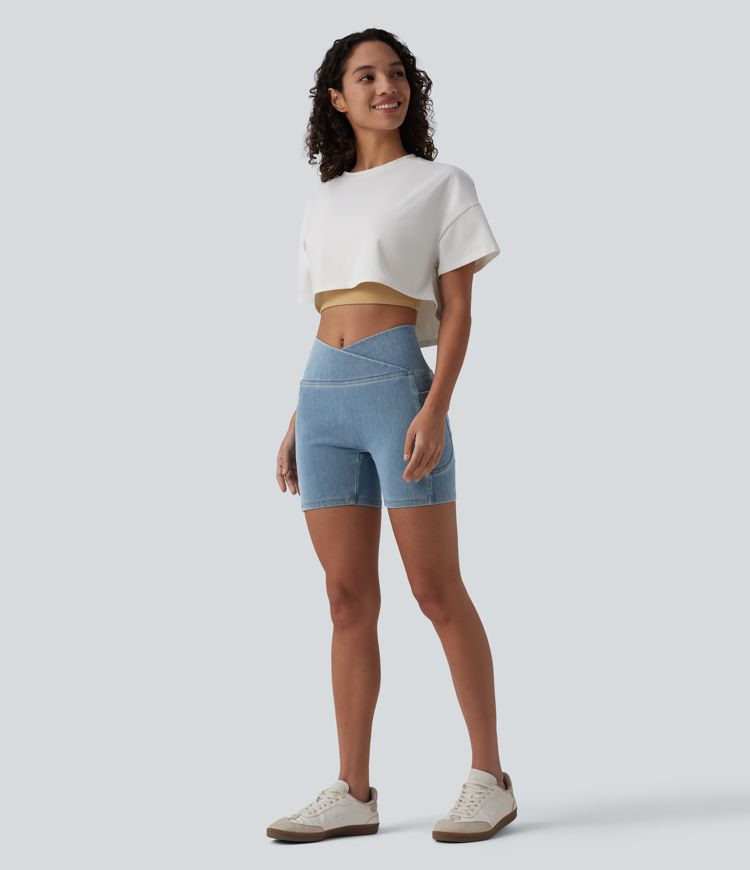 Halara Flex™ - Lässige Skinny-Shorts aus Denim mit hohem Crossover-Bund, Seitentaschen und Bauchkontrolle - 12,7 cm