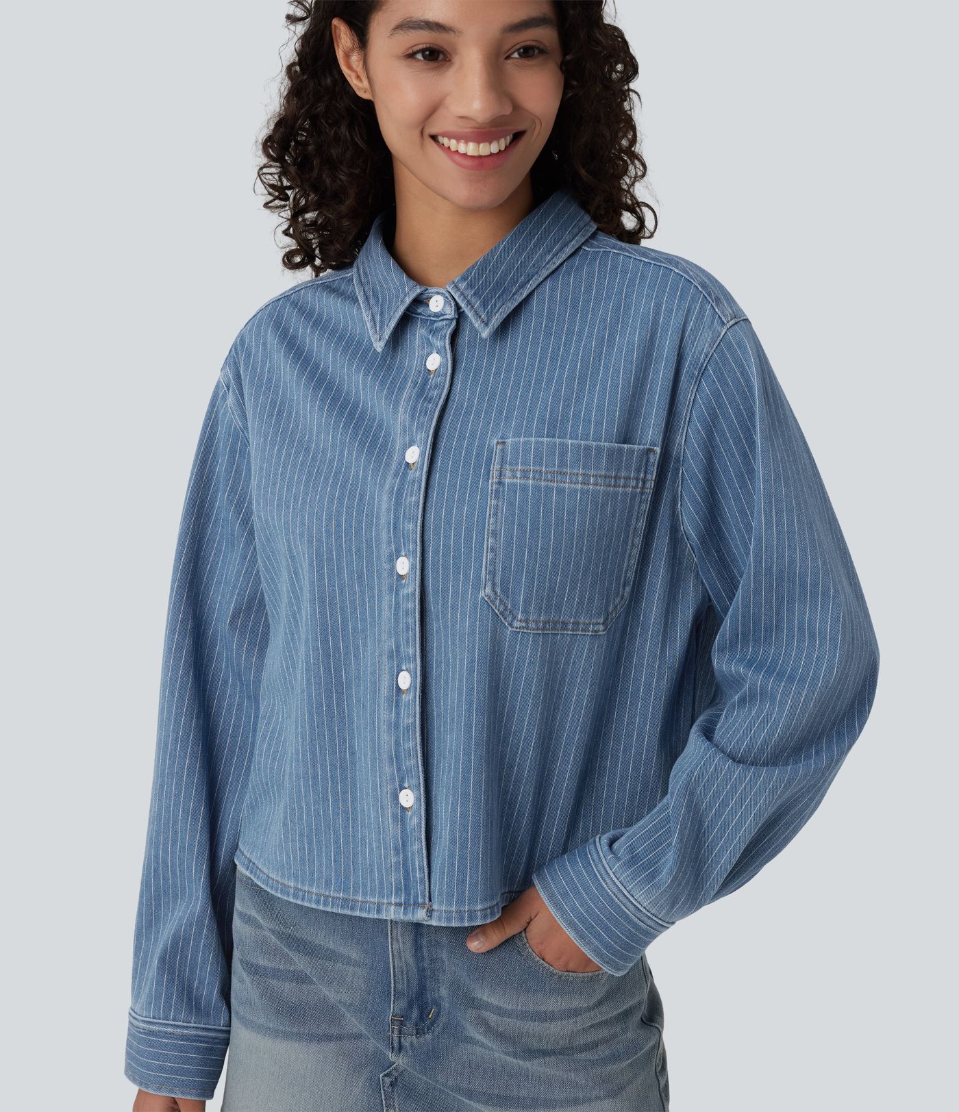 Halara Flex™ Langermet, stripete denim-fritidsskjorte med lomme Halara Flex™ Langermet, stripete denim-fritidsskjorte med lomme