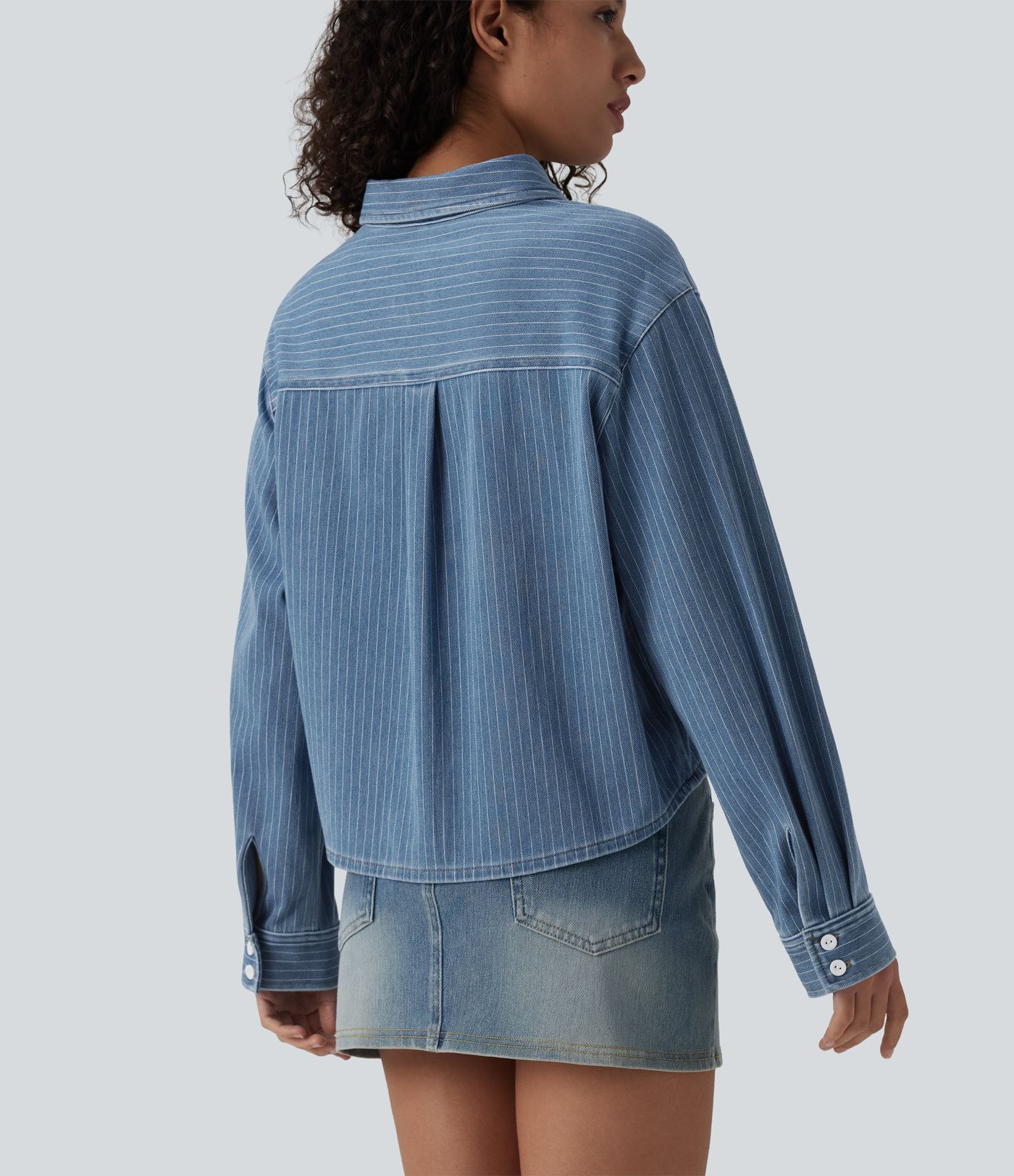 Halara Flex™ Langermet, stripete denim-fritidsskjorte med lomme Halara Flex™ Langermet, stripete denim-fritidsskjorte med lomme