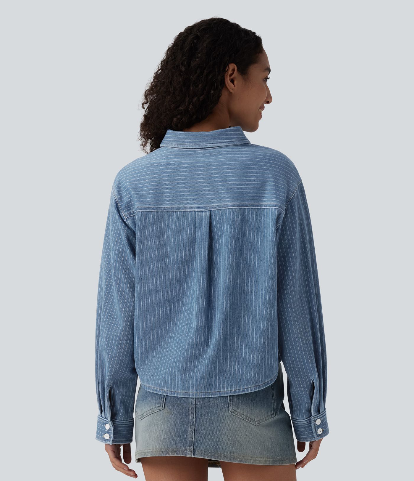Halara Flex™ Langermet, stripete denim-fritidsskjorte med lomme Halara Flex™ Langermet, stripete denim-fritidsskjorte med lomme