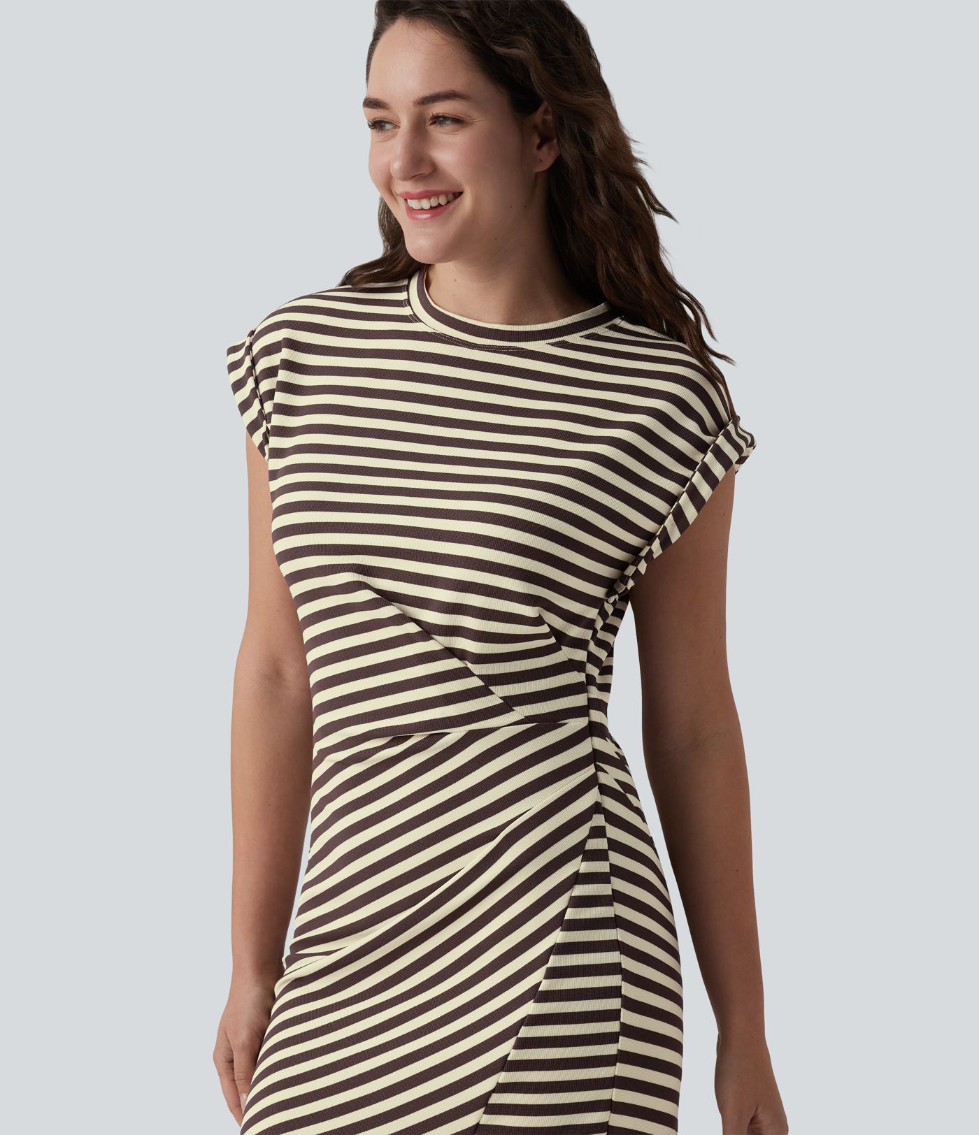 Midi haljina u stilu majice s okruglim izrezom, kratkim rukavima, asimetričnim prorezom na rubu, prugama i vaflastom teksturom — ležerni stil.