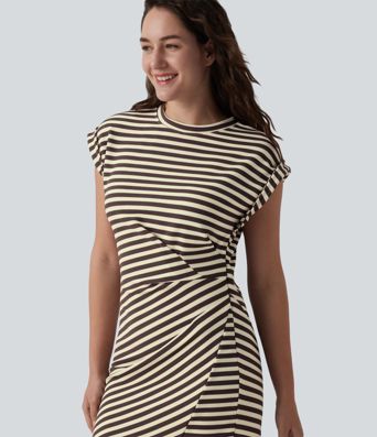 Midi haljina u stilu majice s okruglim izrezom, kratkim rukavima, asimetričnim prorezom na rubu, prugama i vaflastom teksturom — ležerni stil.