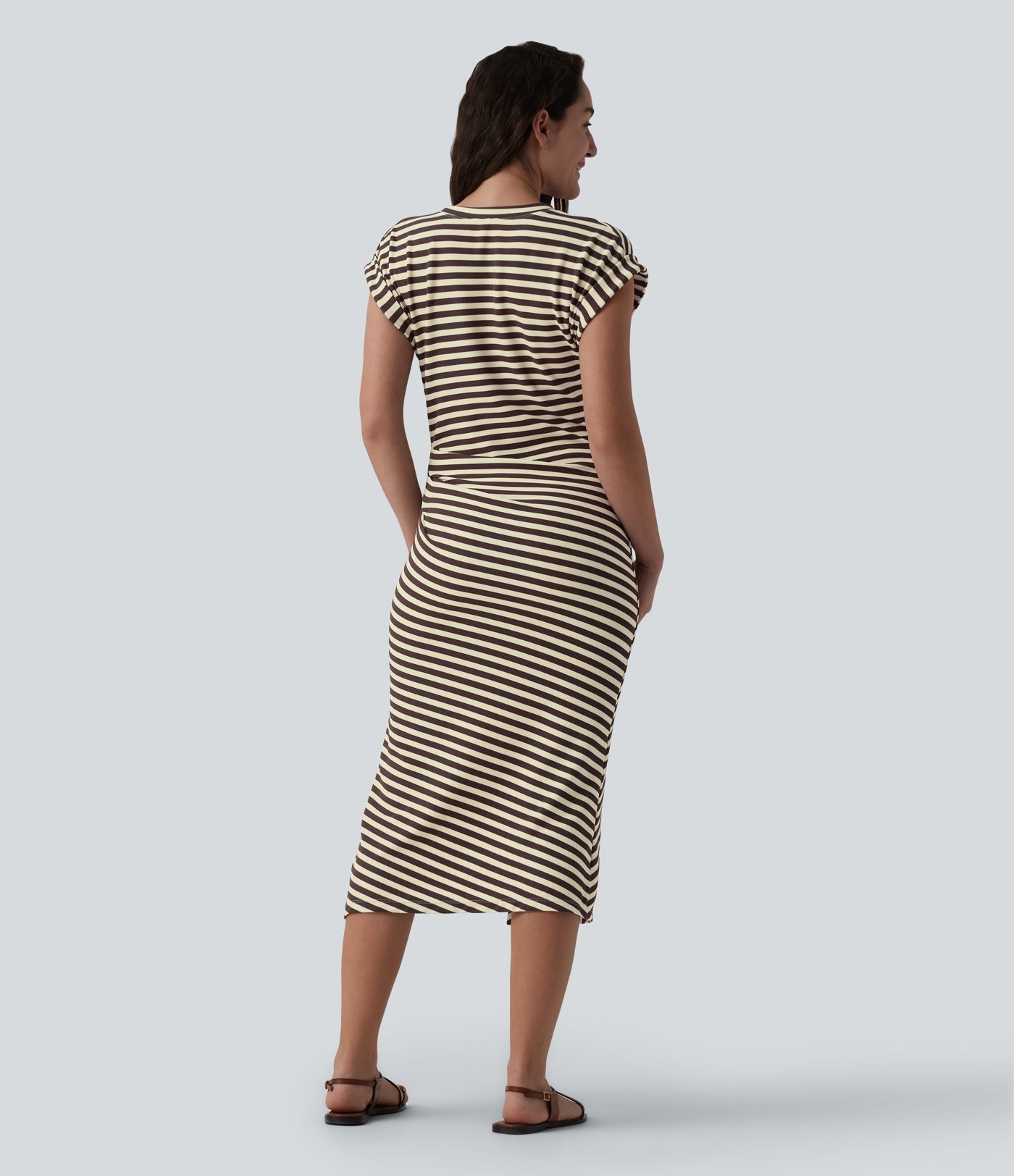 Midi haljina u stilu majice s okruglim izrezom, kratkim rukavima, asimetričnim prorezom na rubu, prugama i vaflastom teksturom — ležerni stil.