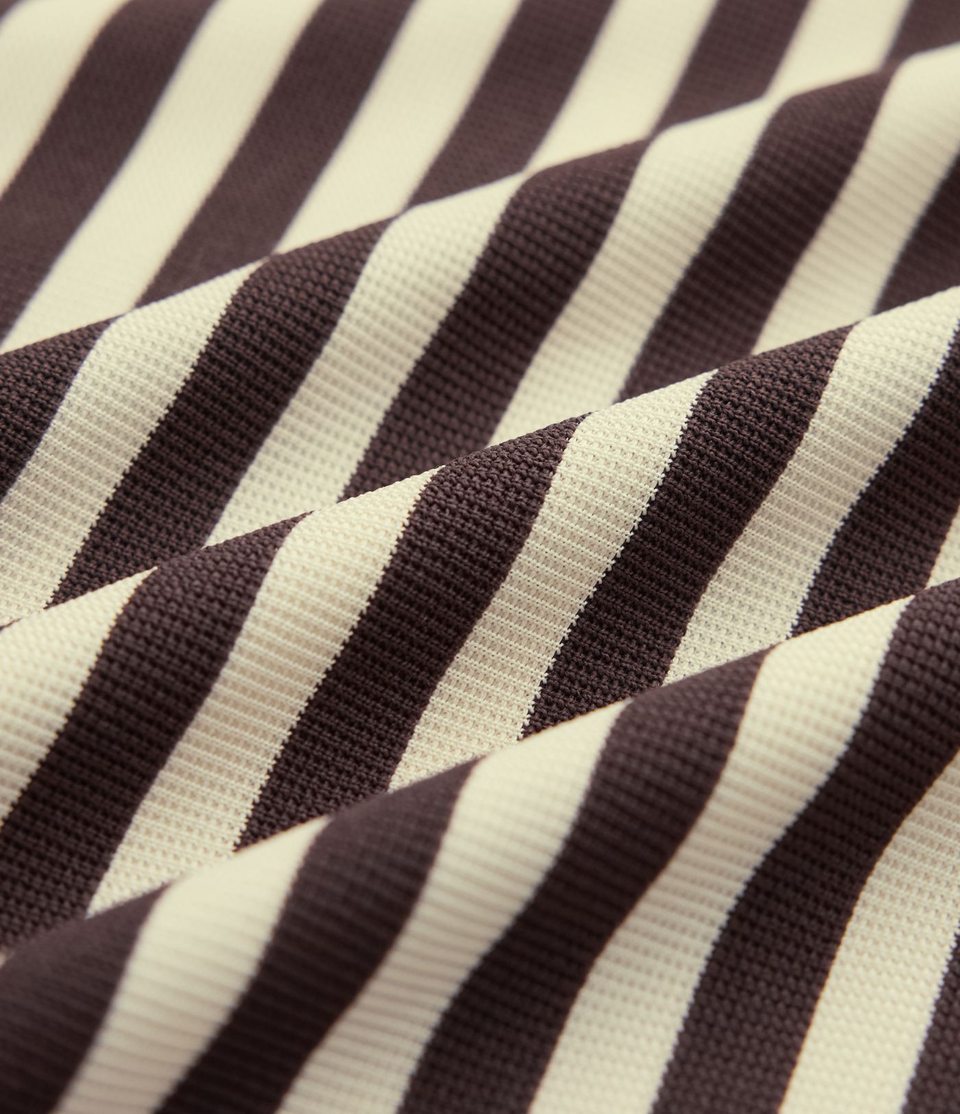 Midi haljina u stilu majice s okruglim izrezom, kratkim rukavima, asimetričnim prorezom na rubu, prugama i vaflastom teksturom — ležerni stil.