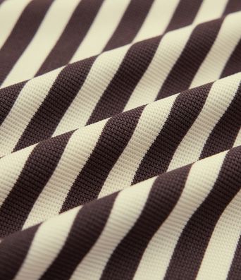 Midi haljina u stilu majice s okruglim izrezom, kratkim rukavima, asimetričnim prorezom na rubu, prugama i vaflastom teksturom — ležerni stil.