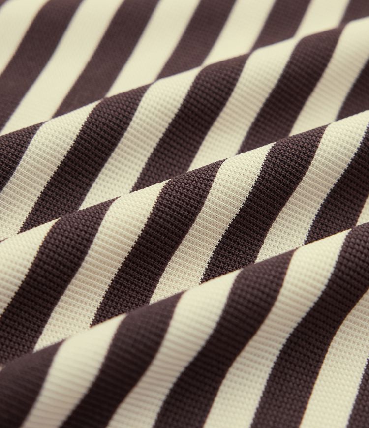 Midi haljina u stilu majice s okruglim izrezom, kratkim rukavima, asimetričnim prorezom na rubu, prugama i vaflastom teksturom — ležerni stil.